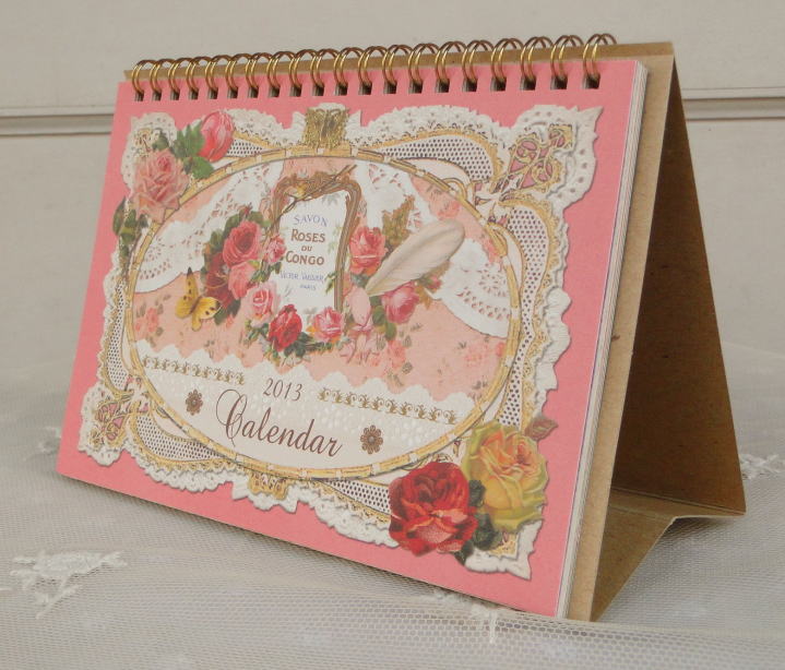 薔薇の雑貨＞アンティーク風 卓上カレンダー＞アンティークの サボンラベルをモティーフにした表紙のカレンダー。祝日の記された薔薇柄卓上カレンダーです。<savon roses du congo>