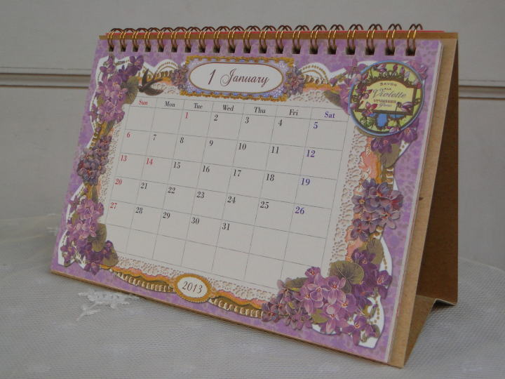 薔薇の雑貨＞アンティーク風 卓上カレンダー＞アンティークの サボンラベルをモティーフにした表紙のカレンダー。祝日の記された薔薇柄卓上カレンダーです。<savon roses du congo>