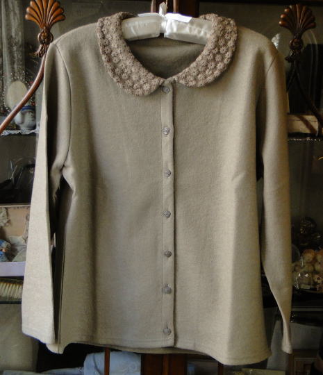 バドローズ　マーリア　水野　陽子　 2012年　秋・冬コレクション＞ジャケット＞襟と前立てにレースを施したシンプルなデザインの暖かいジャケットです。＞ウール & ナイロン／ベージュ
