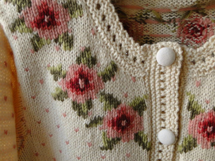 バドローズ　マーリア　水野　陽子　 2012年　秋・冬コレクション＞カーディガン＞ドット模様にバラの編みこみがノスタルジックな雰囲気の可愛いカーディガンです。＞ウール／生成
