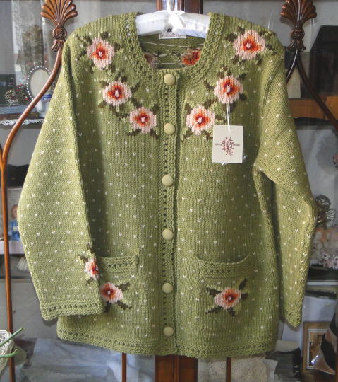 バドローズ　マーリア　水野　陽子　 2012年　秋・冬コレクション＞カーディガン＞ドット模様にバラの編みこみがノスタルジックな雰囲気の可愛いカーディガンです。＞ウール／グリーン