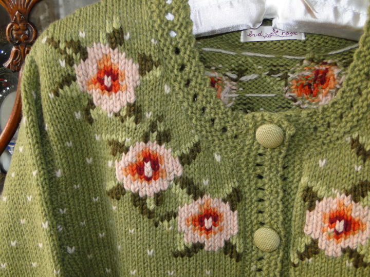 バドローズ　マーリア　水野　陽子　 2012年　秋・冬コレクション＞カーディガン＞ドット模様にバラの編みこみがノスタルジックな雰囲気の可愛いカーディガンです。＞ウール／グリーン