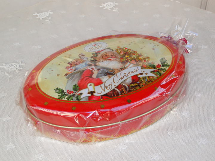 クリスマスの雑貨＞クリスマス・チョコレート＞クリスマスの季節に楽しいチョコレート♪オーバルのサンタクロース・エンボス缶