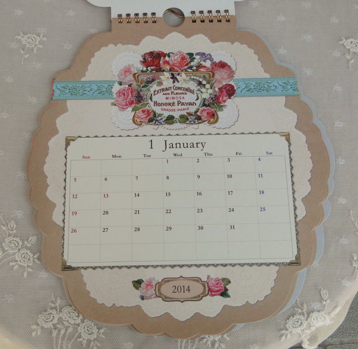 薔薇の雑貨＞2014年版カレンダー＞アンティーク風 カレンダー＞ アンティークの サボンラベルがモティーフのエレガントにダイカットされた壁掛け用カレンダー