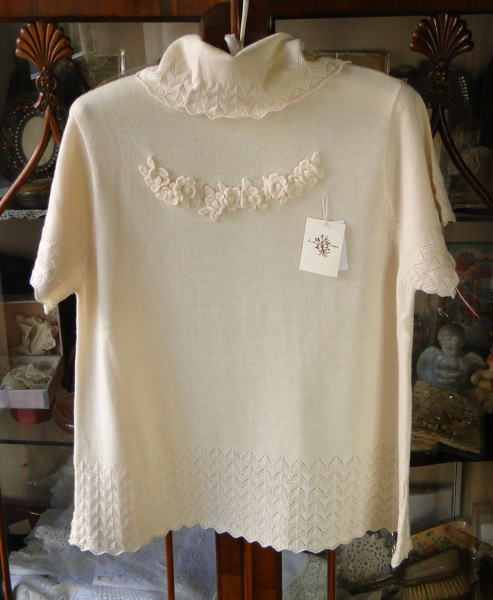 バドローズ　マーリア　水野　陽子　 2013年　秋冬コレクション＞セーター＞胸元に花のモティーフでアクセント、 襟回、袖口、裾のレース編みがおしゃれなセーターです。＞生成