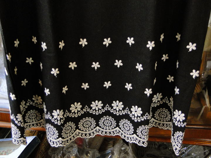 バドローズ　マーリア　水野　陽子　 2013年　秋冬コレクション＞チュニック＞ すそのスカラップ刺繍がかわくて暖かいチュニックです。＞ 黒／アクリル50%　ポリエステル30%　綿10%　毛10%