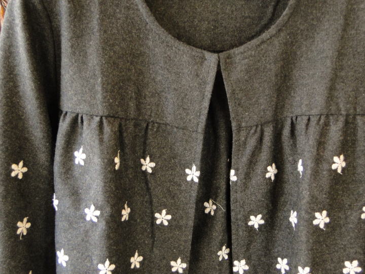 バドローズ　マーリア　水野　陽子　 2013年　秋冬コレクション＞ジャケット＞ すそのスカラップ刺繍がかわいくて暖かいジャケットです。＞チャコール・グレー／アクリル50%　ポリエステル30%　綿10%　毛10%