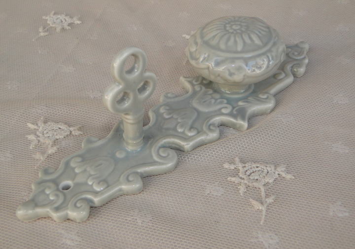 インテリアの雑貨＞アンティーク風ウォールハンガーデコ＞ドアノブの形をしたアン・ジュエのウォールハンガーデコ(陶器製)