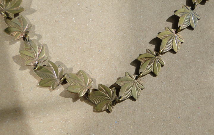 アンティーク・アクセサリー＞ネックレス＞ アイビーの葉をモティーフにしたブラス製ネックレスです。＞1930年
