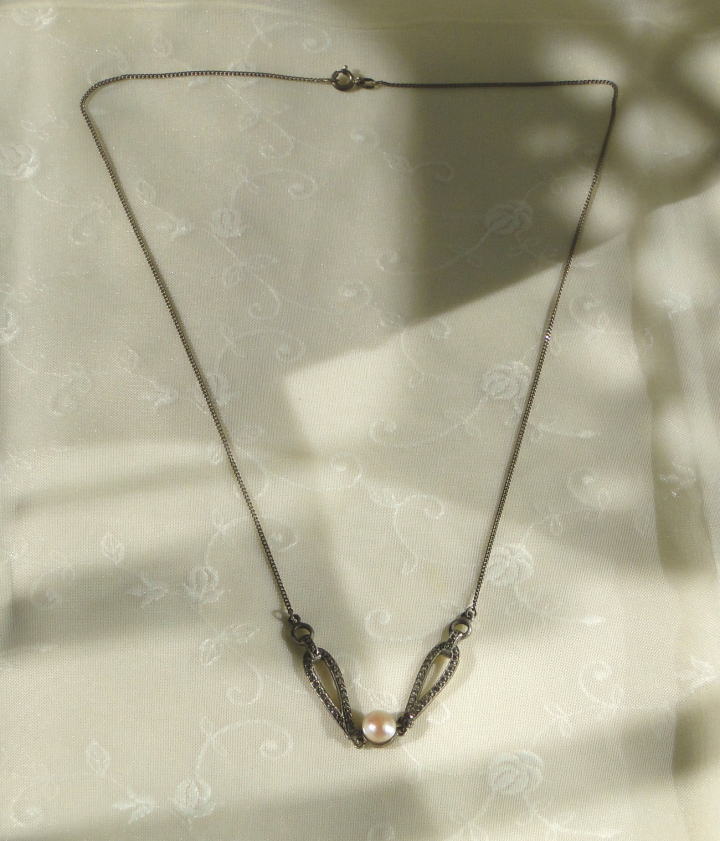 アンティーク・アクセサリー＞ネックレス＞流線型に曲げられたバーにパールが挟まれたユニークなデザインのネックレスです。＞パール/マーカサイト、シルバー＞1930年