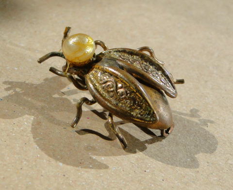 アンティーク・アクセサリー＞ブローチ＞メタルのボディーにパールのような頭をつけた甲虫。＞ 今にもあるきだしそうな、妙にリアルな感じのブローチです。＞ビートル