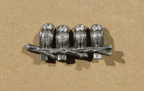 アンティーク・アクセサリー＞ブローチ＞枝に留まった4羽のフクロウ。 可愛いシルバーのブローチです。＞シルバー＞4羽の梟