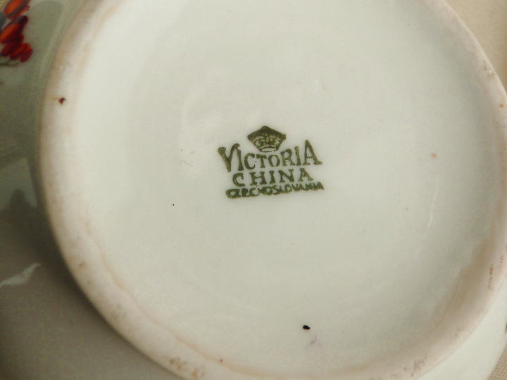 アンティーク陶器＞ハンカチ・ホルダー＞花柄で上部に丸い穴が開いたチェコスロバキア製、陶器のハンカチホルダーです。＞VICTORIA CHAINA　 Czechoslovakia　1918～1939年