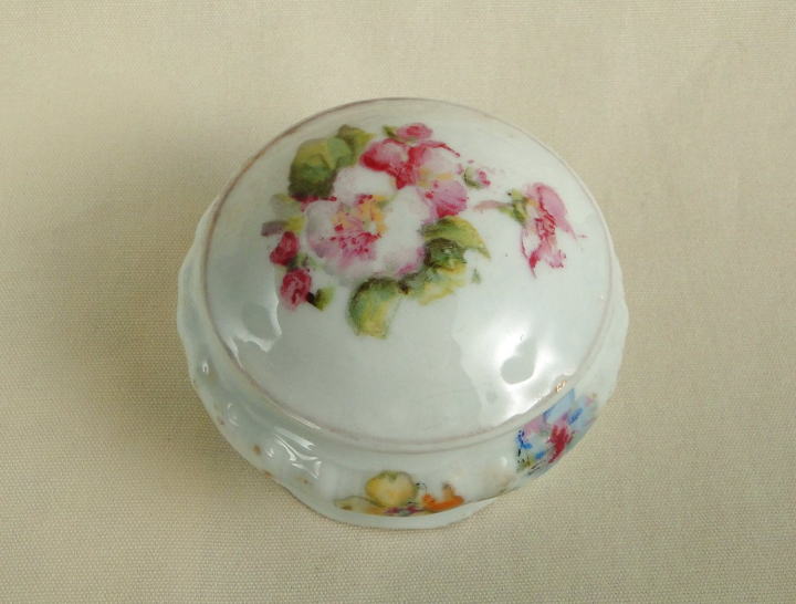 アンティーク陶器＞蓋付小物入れ＞チェコスロバキア製の可愛い花柄蓋付小物入れです。＞UNION K 　 Made in Czechoslovakia　1921～39年