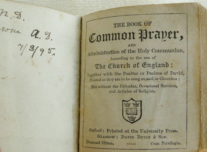アンティーク・ブック＞イギリス国教会祈祷書　COMMON PRAYER＞聖書の詩篇や賛美歌を含む英国国教会の祈祷書。表紙にビオラの刺繍が施された小さな本です。