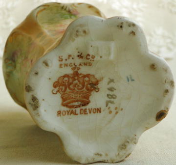 アンティーク陶器＞シュガー・シェイカー＞S Fielding & Co＞陶器製のシュガー・シェイカー。 曲線のすてきなシェイカーに花が描かれた美しいデザインです。