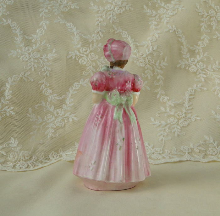 アンティーク陶器＞フィギア＞右手に花束を持ってピンクのドレスを着た愛らしい女性のフィギアです。＞Joan Lawton Sthdio China Made in England
