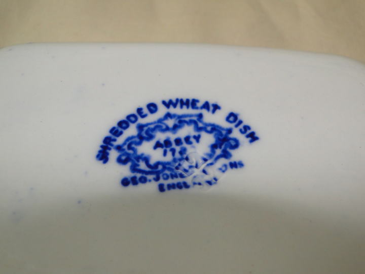 アンティーク陶器＞ブルー＆ホワイト＞シェフィールド・ウィート・ディッシュ＞角型の深皿ブルーアンドホワイトです。＞SHREDDED WHEAT DISH ABBEY 　GEORGE JONES＞1930年