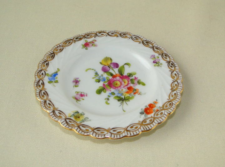 アンティーク陶器＞ドレスデン・ミニ・プレート＞ゴールド・トリムの可愛い花柄の小皿です。＞ヴィクトリアン