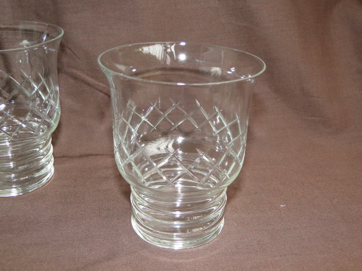 アンティーク・ガラス＞ウイスキー・グラス＞交錯する斜線でカットされたデザインのウイスキーグラスです。＞エドワーディアン