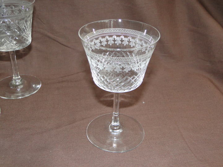 アンティーク・ガラス＞ワイン・グラス＞パールモールの美しい模様にカットされたワイングラスです。＞エドワーディアン 