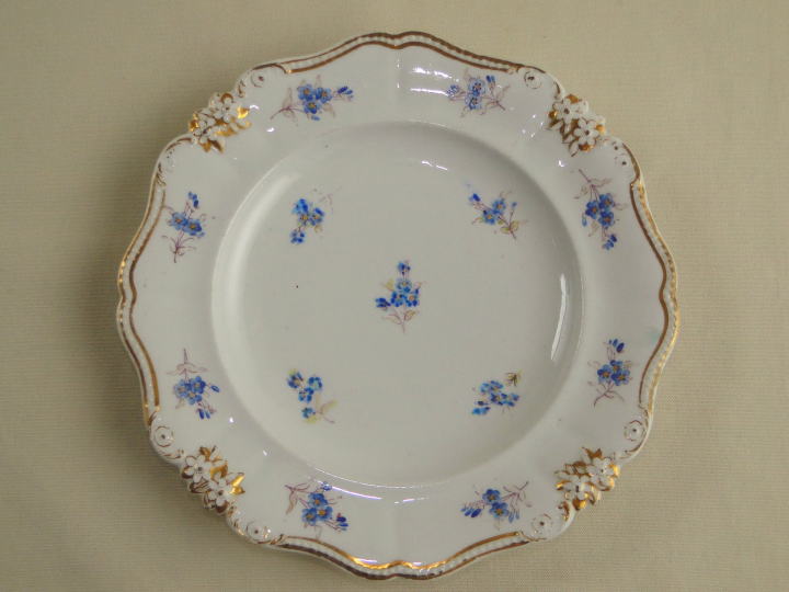 アンティーク陶器＞プレート＞BLOOR DERBY＞清楚なブルーの花柄に優雅なゴールドトリムのエッジが映えるプレートです。＞1825～48年