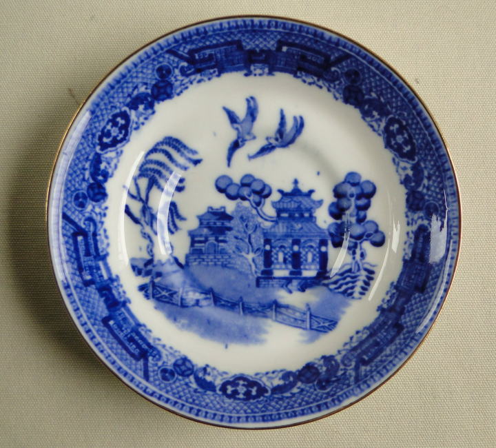 アンティーク陶器＞コールドン＞ブルー & ホワイト＞ゴールド・トリムのブルー・ウィローパターンです。（※ウィローは柳）やや深めの可愛い小皿です。＞CAULDON LTD. ENGLAND　 BLUE-WILLOW Pattern＞1905-1920