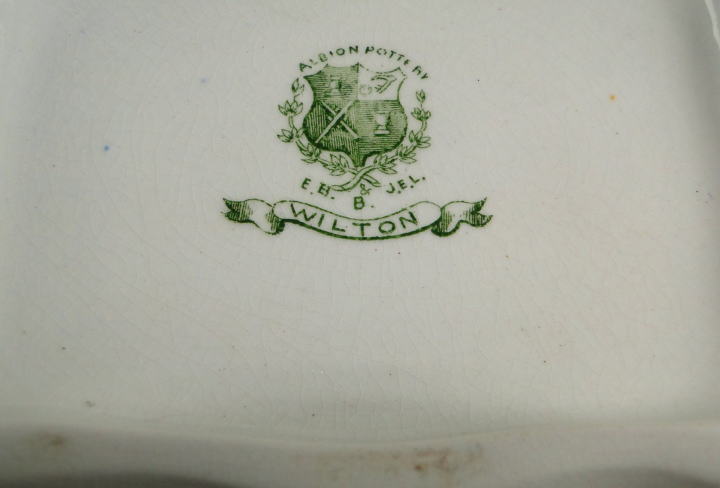 アンティーク陶器＞アルビオン・ポタリー＞ ウィルトン・パターン＞角皿＞ 社名のアルビオンはイギリスまたはグレートブリテン島の古称。グリーンの花柄にゴールドトリムのウィルトンパターンです。＞ALBION POTTERY E.B.B & J.E.L. WILTON＞ 1910年頃