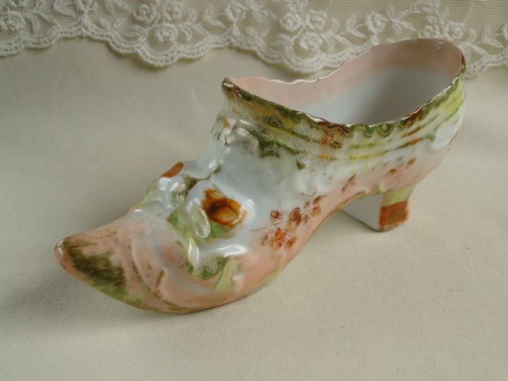 アンティーク陶器＞ヴィクトリアン・リボン・シュー＞グリーンとピンクのリボンの付いたヴィクトリアンなデザインのリボン・シュー。 小物を入れたりお花をかざったり・・・・陶器の靴です。