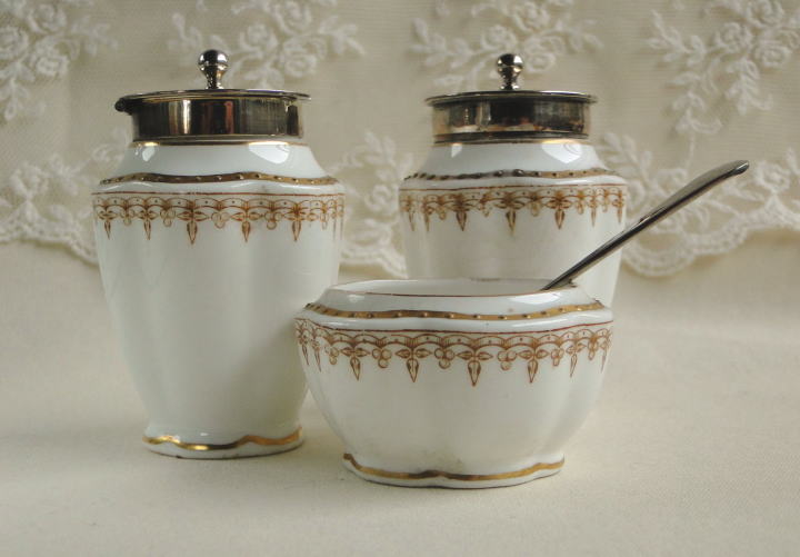 アンティーク陶器＞クレッセントウェアー  ジョージ・ジョーンズ & サンズ＞調味料セット　Cruet set＞オフホワイトの陶器にゴールドの模様が装飾された調味料セットです。＞ 陶器　シルバープレート　1910年頃