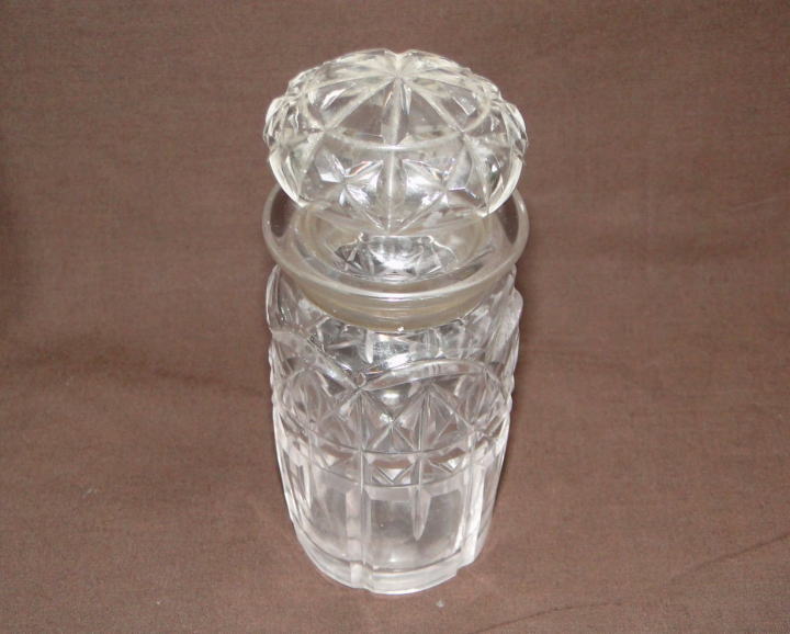 アンティーク・ガラス＞ボトル＞Glass Bottle＞型押しガラスの蓋付ボトルです。