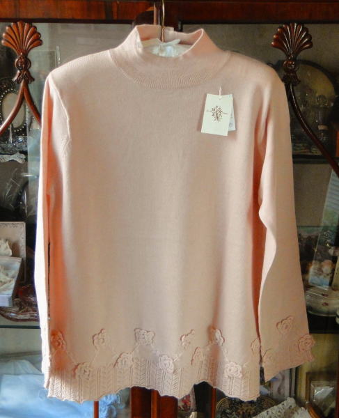 ＜バドローズ　マーリア　水野　陽子　 2014年　秋冬コレクション＞セーター＞裾に可愛いお花のモティーフをジグザグにレイアウトしたシンプルなデザインのセーターです。＞ウール 100％　　ピンク