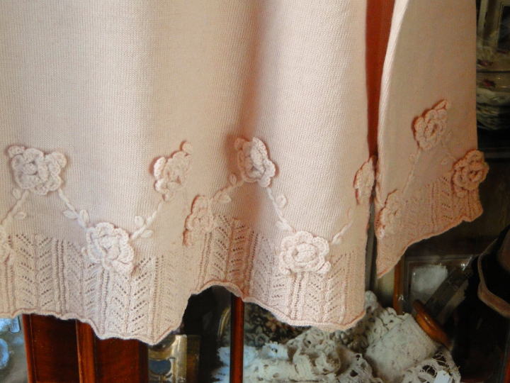 ＜バドローズ　マーリア　水野　陽子　 2014年　秋冬コレクション＞セーター＞裾に可愛いお花のモティーフをジグザグにレイアウトしたシンプルなデザインのセーターです。＞ウール 100％　　ピンク