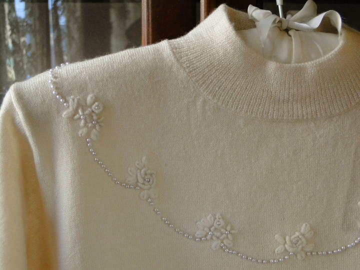 ＜バドローズ　マーリア　水野　陽子　 2014年　秋冬コレクション＞セーター＞ ヨークのように薔薇の刺繍をパールでつないだデザインがおしゃれなセーターです。＞ウール 100％　　オフホワイト