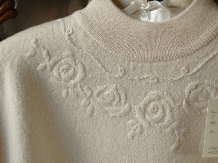 ＜バドローズ　マーリア　水野　陽子　 2014年　秋冬コレクション＞セーター＞襟周りを薔薇の刺繍で囲んだおしゃれな、圧縮ニットの暖かいセーターです。＞ウール 100％   オフホワイト