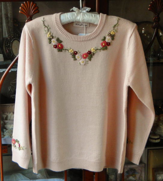 ＜バドローズ　マーリア　水野　陽子　 2014年　秋冬コレクション＞セーター＞襟ぐり周りと袖に可愛い花の刺繍を施した懐かしい雰囲気のセーターです。＞ウール 100％    ピンク