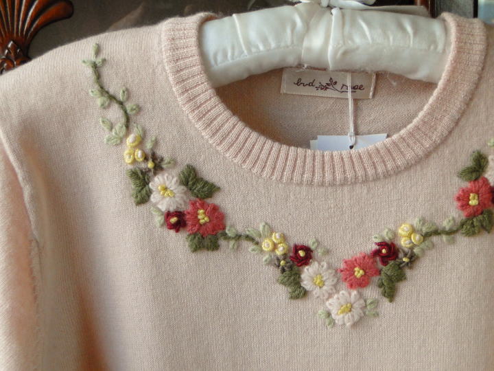 ＜バドローズ　マーリア　水野　陽子　 2014年　秋冬コレクション＞セーター＞襟ぐり周りと袖に可愛い花の刺繍を施した懐かしい雰囲気のセーターです。＞ウール 100％    ピンク