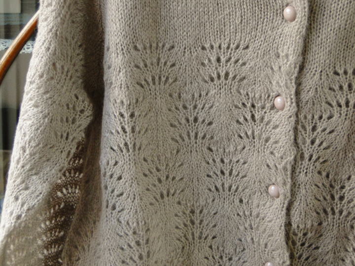 ＜バドローズ　マーリア　水野　陽子　 2014年　秋冬コレクション＞カーディガン＞脇から裾にかけての模様編みがおしゃれなカーディガンです。＞モヘア 40％　アクリル 30％　ナイロン 30％　　パープル