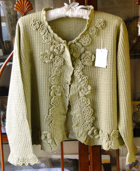＜バドローズ　マーリア　水野　陽子　 2014年　秋冬コレクション＞カーディガン＞襟ぐりから前開き、裾周りにかけてお花のモティーフをふんだんにあしらったボレロ風カーディガンです。＞ウール 100％　　オリーブ