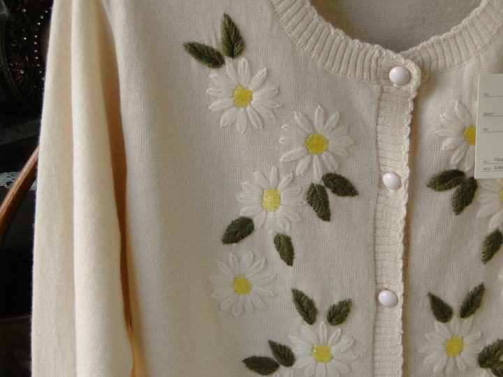 ＜バドローズ　マーリア　水野　陽子　 2014年　秋冬コレクション＞カーディガン＞ マーガレットのお花の刺繍が前身ごろに施された可憐なカーディガンです。＞ウール 100％　　オフホワイト