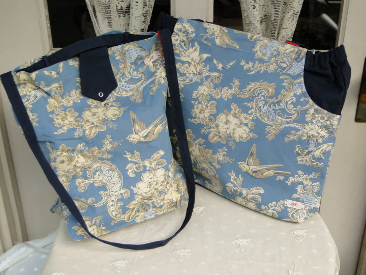 ファッション雑貨＞アンティーク復刻生地によるバッグ＞明るいブルー地に可愛い小鳥、お花、エンジェルのアンティーク復刻生地。肩掛けタイプと手提げタイプのバッグです。