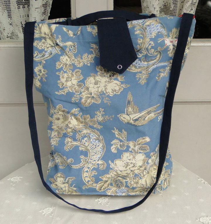ファッション雑貨＞アンティーク復刻生地によるバッグ＞明るいブルー地に可愛い小鳥、お花、エンジェルのアンティーク復刻生地。肩掛けタイプのバッグ