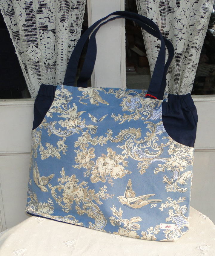 ファッション雑貨＞アンティーク復刻生地によるバッグ＞明るいブルー地に可愛い小鳥、お花、エンジェルのアンティーク復刻生地。＞手提げタイプのバッグ