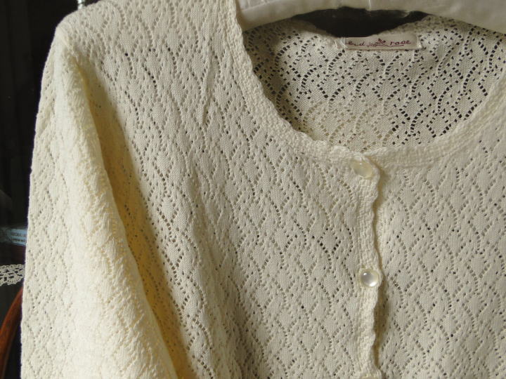 バドローズ　マーリア　水野　陽子　 2015年　春コレクション＞カーディガン＞袖口と裾周りに、かぎ針編みを施した優しい風合いのカーディガンです。＞オフホワイト　綿100％