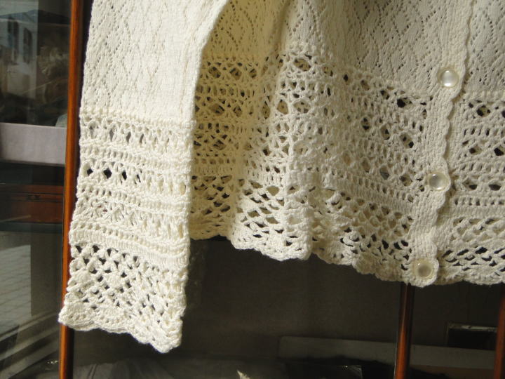 バドローズ　マーリア　水野　陽子　 2015年　春コレクション＞カーディガン＞袖口と裾周りに、かぎ針編みを施した優しい風合いのカーディガンです。＞オフホワイト　綿100％