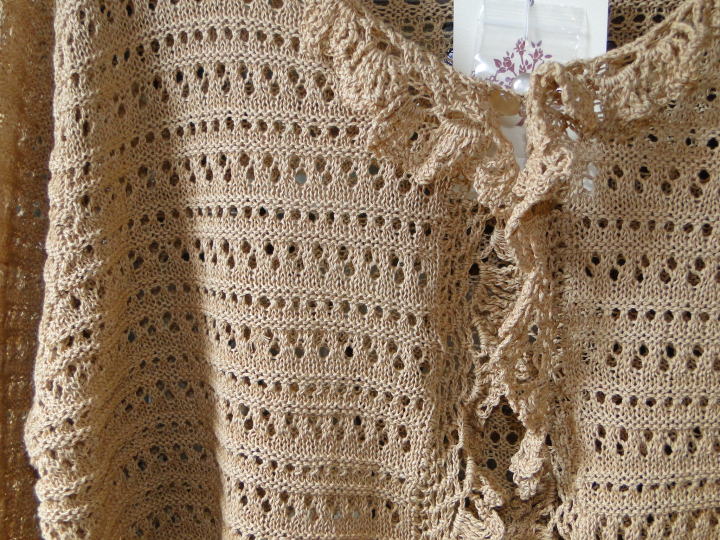 バドローズ　マーリア　水野　陽子　 2015年　春コレクション＞カーディガン＞襟周りから前立て、裾周り、袖口に可愛いかぎ針編みのフリルを施したカーディガンです。＞ベージュ　綿100％