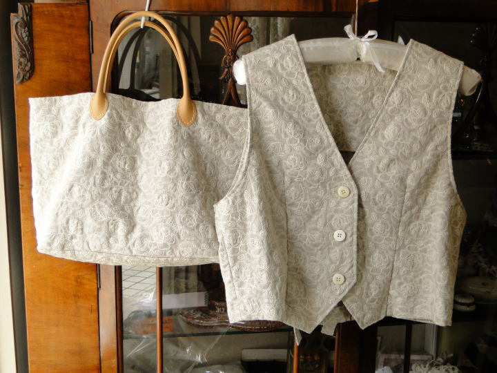 オリジナル・ファブリック＞ベスト & バッグ＞薔薇柄刺繍の生地。 綿麻、生成りのベストとバッグです。