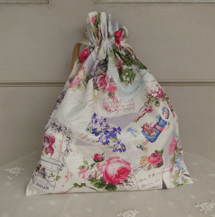 ヴィクトリアン・ファブリック＞巾着＞ヴィクトリアン柄の巾着です。 薔薇の花、リボン、女の子、小鳥などなど、おなじみのモティーフです。