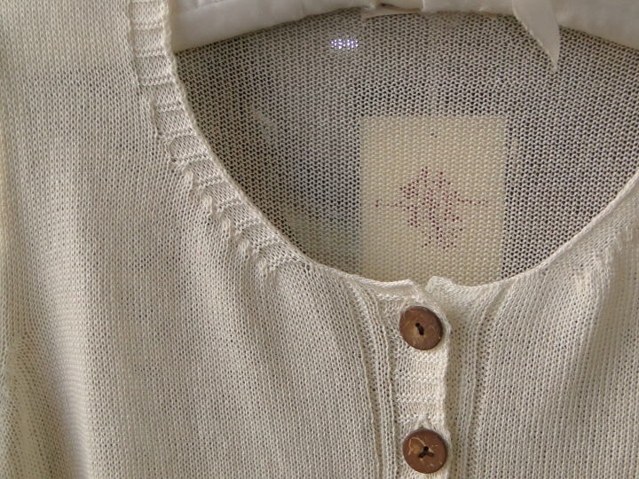 バドローズ　マーリア　水野　陽子　 2015年　夏コレクション＞カーディガン＞裾と袖口の柄編みと３ツボタンが印象的なカーディガンです。＞オフホワイト　綿100％