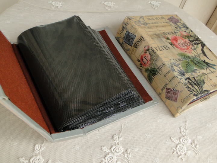 薔薇の雑貨＞ポケット・アルバム＞薔薇のポスト・カードをモティーフにしたデザインのポケット・アルバムです。＞80枚入 ／ 180×135×50mm